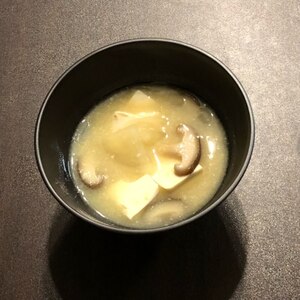 豆腐と椎茸とじゃがいもの味噌汁